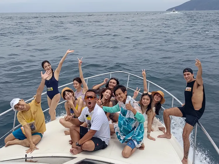 藝人們體驗當遊艇水手。民視提供