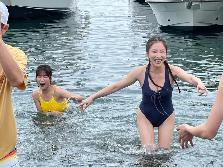 職人說體驗水手工作，水性要好，結果浩子把籃籃（左）、張家瑋丟到海裡。民視提供