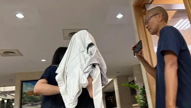 退役軍官林明慧全身包緊緊不敢見人。陳彩玲攝