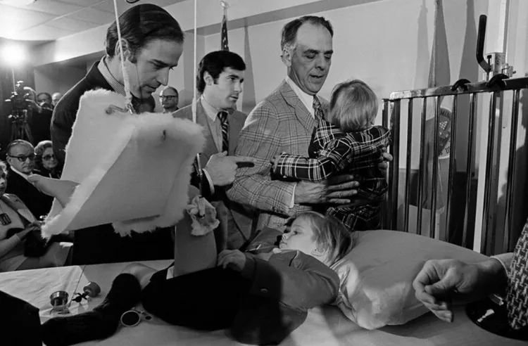 50年前的拜登（左）看著因車禍受傷的長子博（病床上），次子韓特（箭頭）則由拜登的岳父抱著。美聯社資料照片