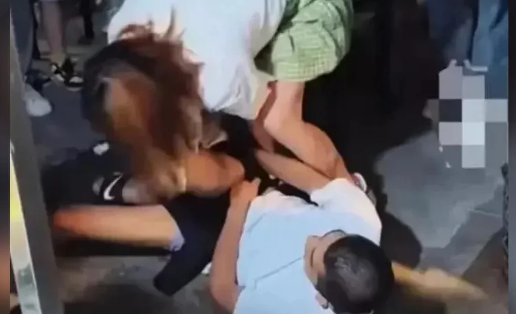 安徽「短裙妹」（上）強行壓制男子，強力猥褻男子（下）要害，都抓流血了。翻攝微博/安徽阜陽