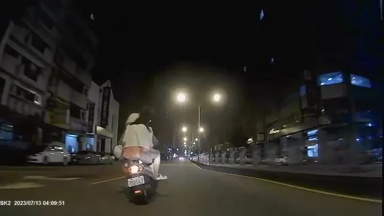 曹妻最後乾脆脫掉安全帽。民眾提供