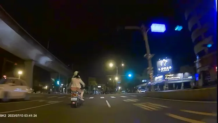 曹男騎機車載著妻子一路逆向蛇行，躲避警方攔查。民眾提供