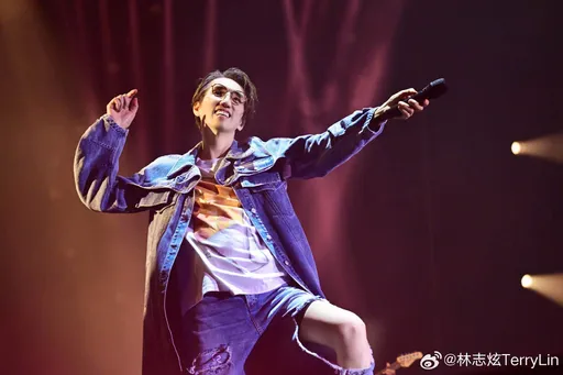 林志炫巡演舞台上慘摔　滿場找鞋出包了