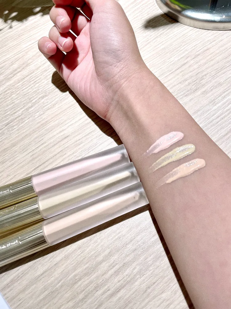 澎潤提亮液試色，（上至下）#01、#02、#03。張家玲攝