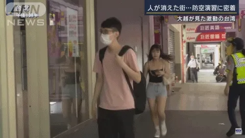 24日萬安演習，日媒捕捉到北市一名長髮正妹快步避入商店，成鏡頭嬌點。翻攝自YT頻道《ANNnews》