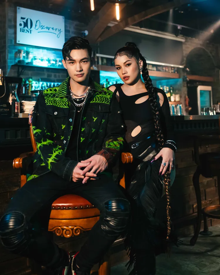 阿布絲（左）MV邀請AZ李孝祖擔任男主角。華納音樂提供