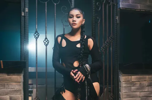 阿布絲為拍MV跳到腳扭傷 收工被同事背離現場