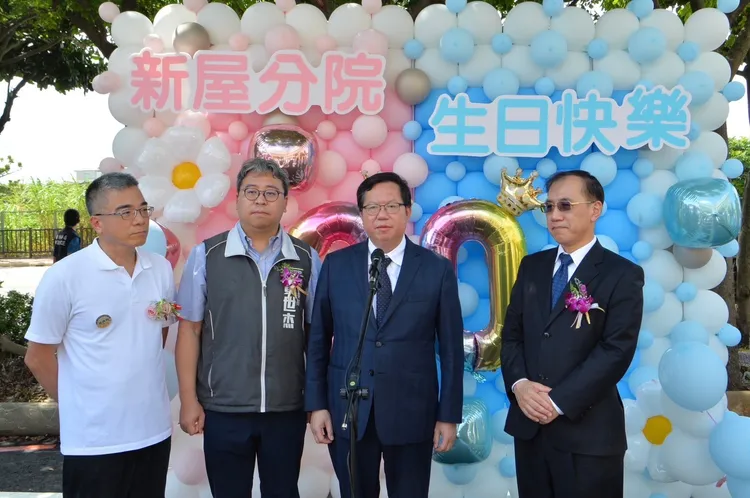 鄭文燦出席桃園醫院新屋分院20周年院慶並受訪。行政院提供