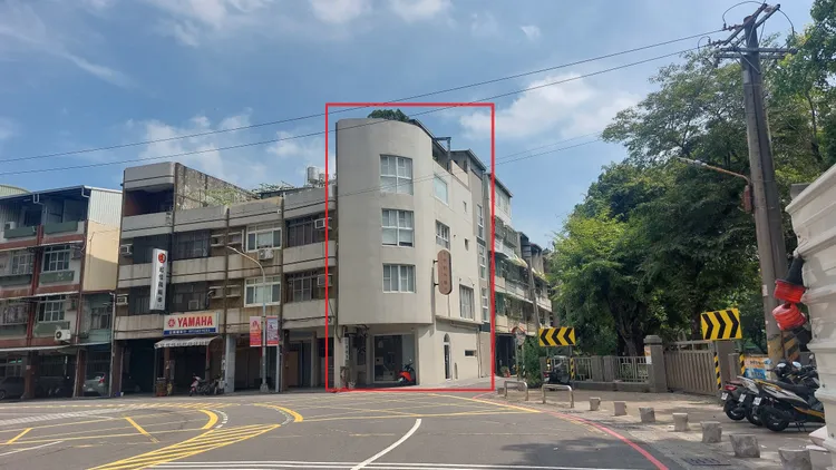 卡布動物醫院（紅框）明顯比隔壁要高出許多。凃建豐攝