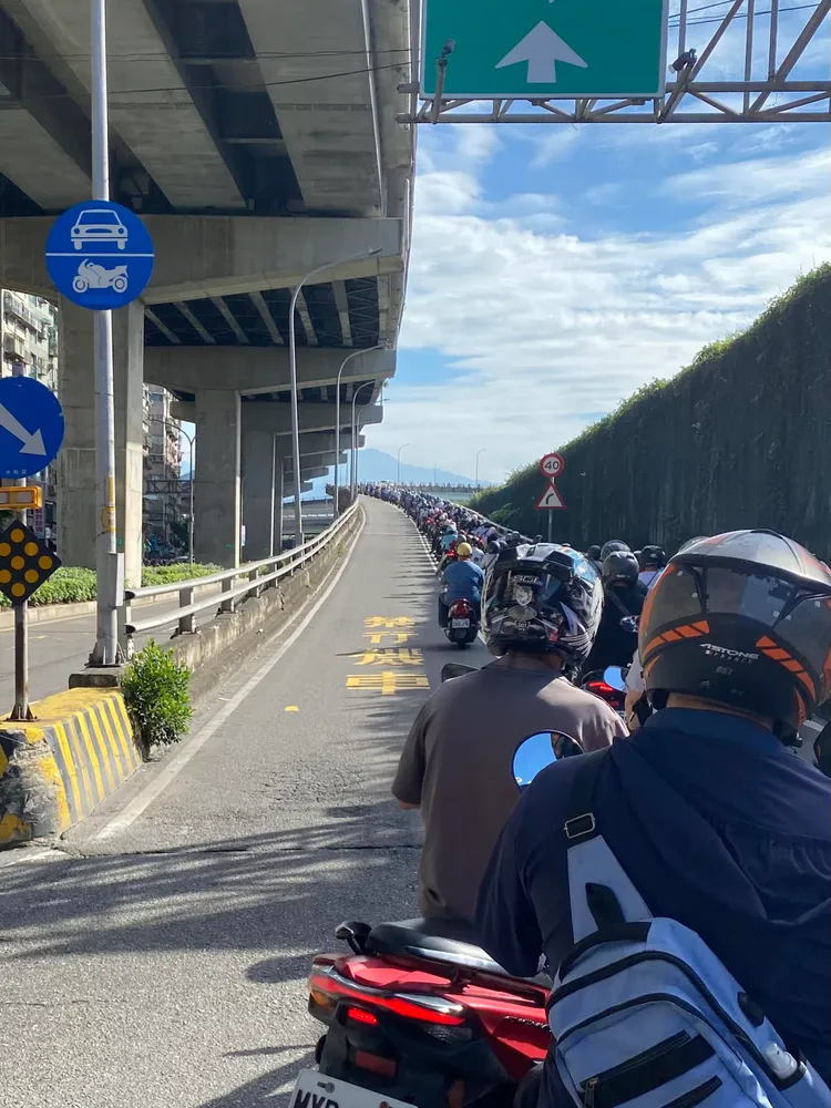 機車通勤族從台北橋三重端機車引道起點就塞車排隊，望車河興嘆。翻攝自臉書「手機拍出好照片」