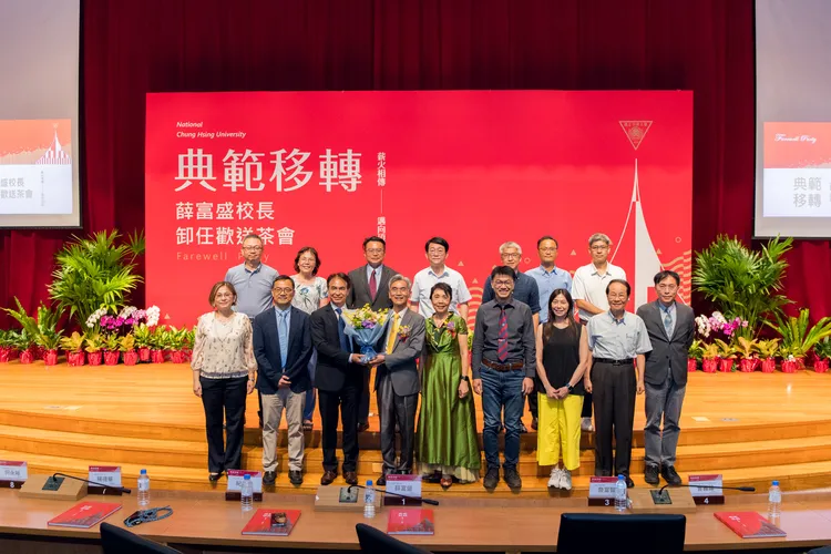 興大薛富盛校長（前排左四）與行政團隊合影。校方提供