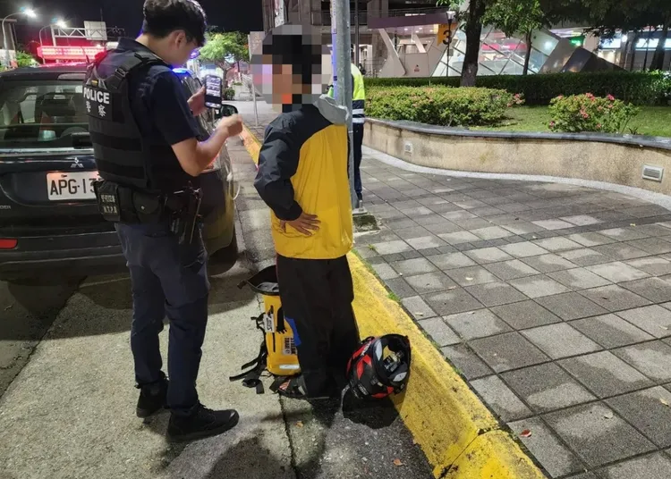 警方送日籍學生返回市區捷運站。資料照片