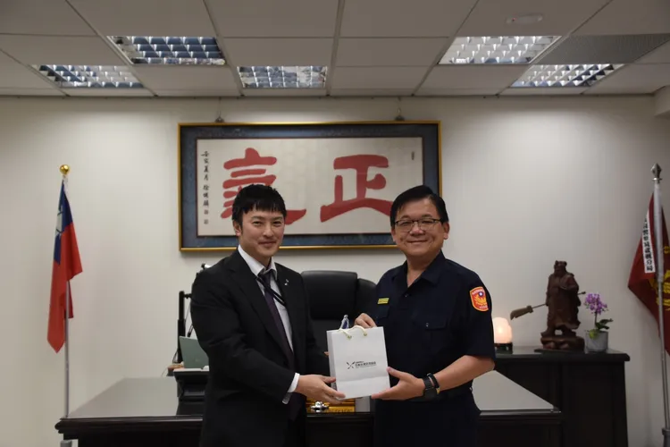 神谷領事官一再感謝員警對該國在台學子的關懷與照顧，並特別向蘆洲分局致贈紀念品。翻攝畫面