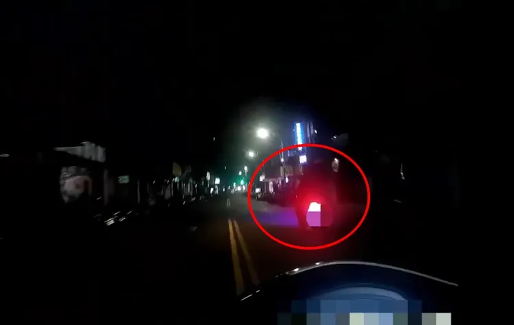 警方從後方攔查郭男。翻攝畫面