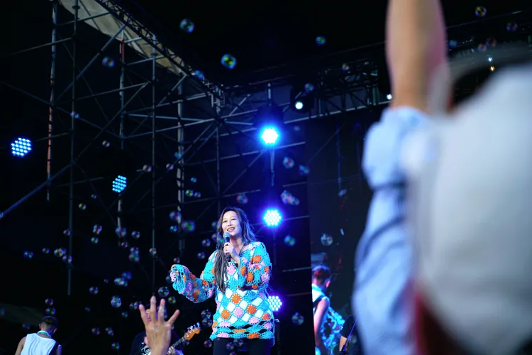 Mavis瑪菲司登上音樂節開唱。HaloMavis國際連線