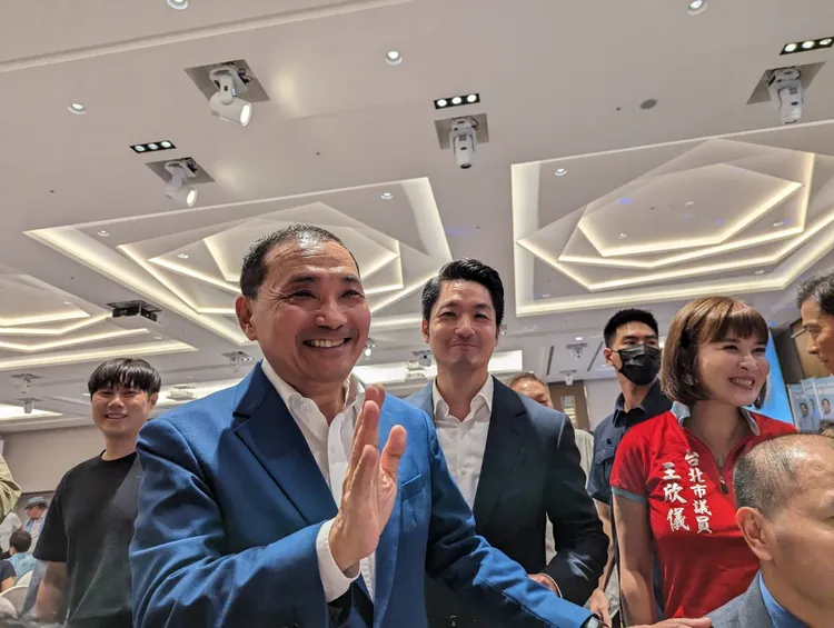 侯友宜逐桌致意時，身旁僅有蔣萬安和沒有選立委的王欣儀陪同。蘇柏銓攝