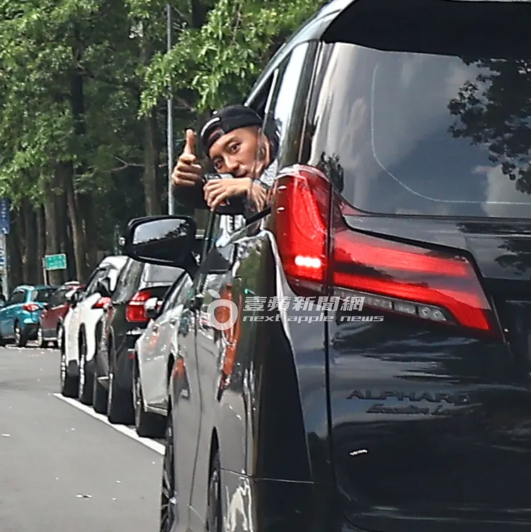 王陽明發現跟拍後，車停路邊伸出頭對鏡頭比出手槍手勢。特勤中心攝