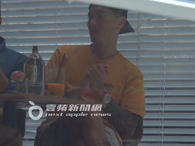 王陽明出現在民生社區咖啡廳，手上戴著300萬勞力士。特勤中心攝