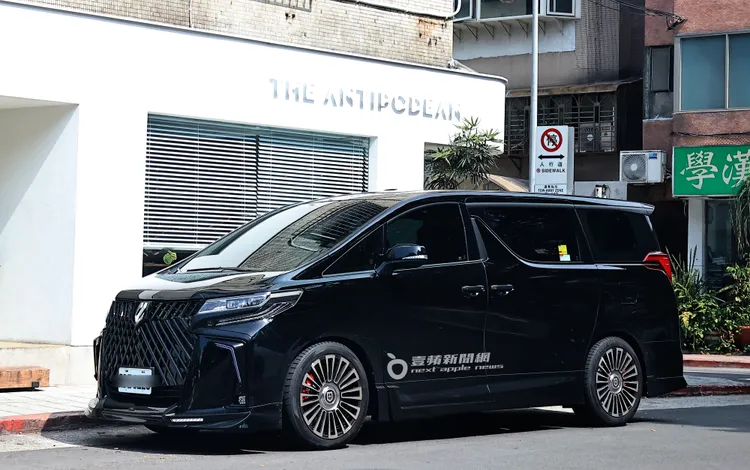 莫約1小時後，王陽明的保母車到場。特勤中心攝