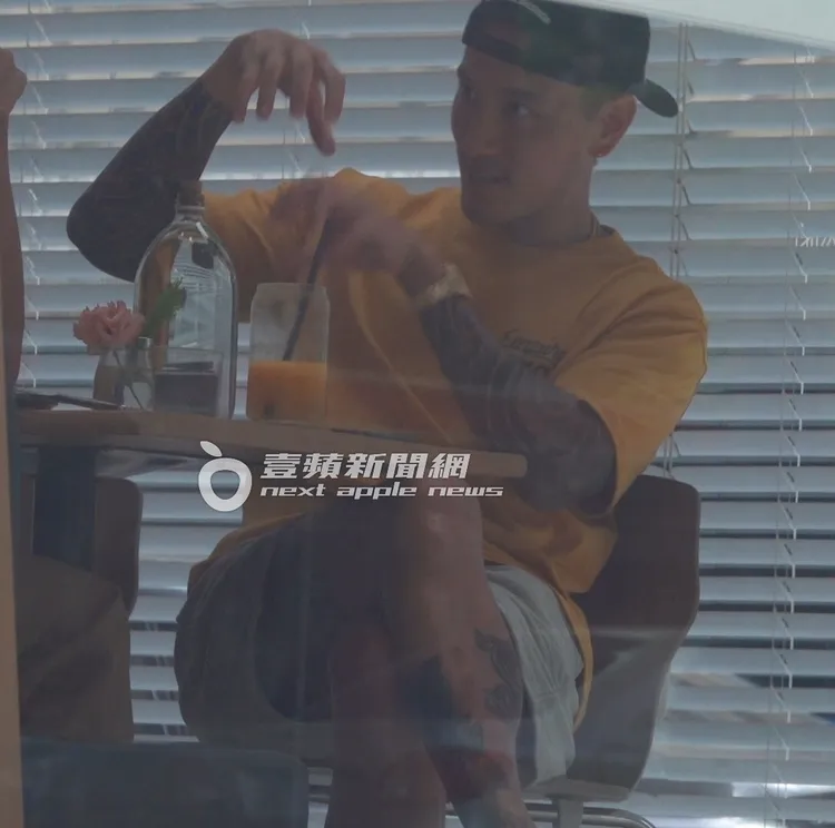 王陽明對著友人比手畫腳聊天。特勤中心攝