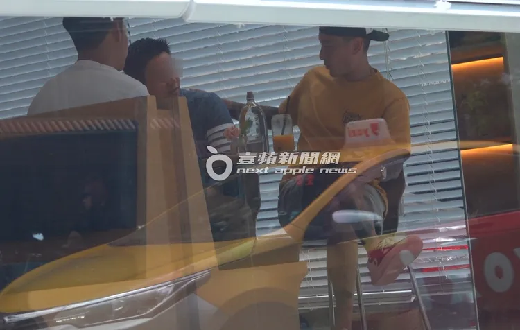 王陽明（右）將手放在友人肩上聊天。特勤中心攝