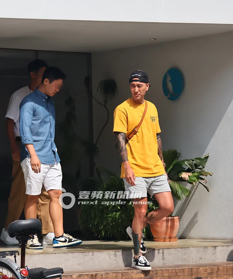 王陽明（右）與友人們一起步出咖啡廳。特勤中心攝