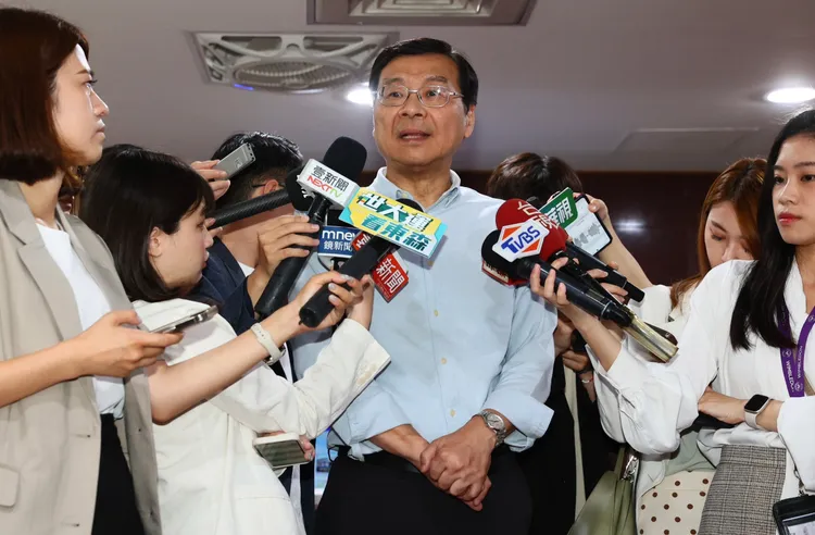 曾銘宗接受聯訪。彭欣偉攝