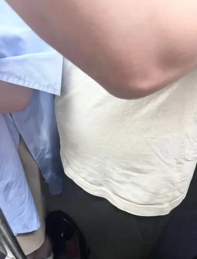 被害女網友拍下色狼。翻攝自dcard