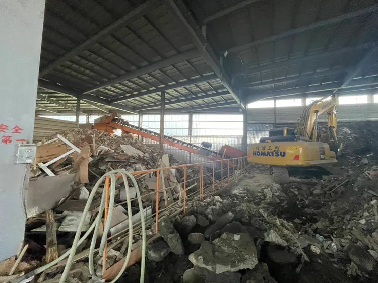 廢棄物處理場現場進行輾壓作業。翻攝畫面