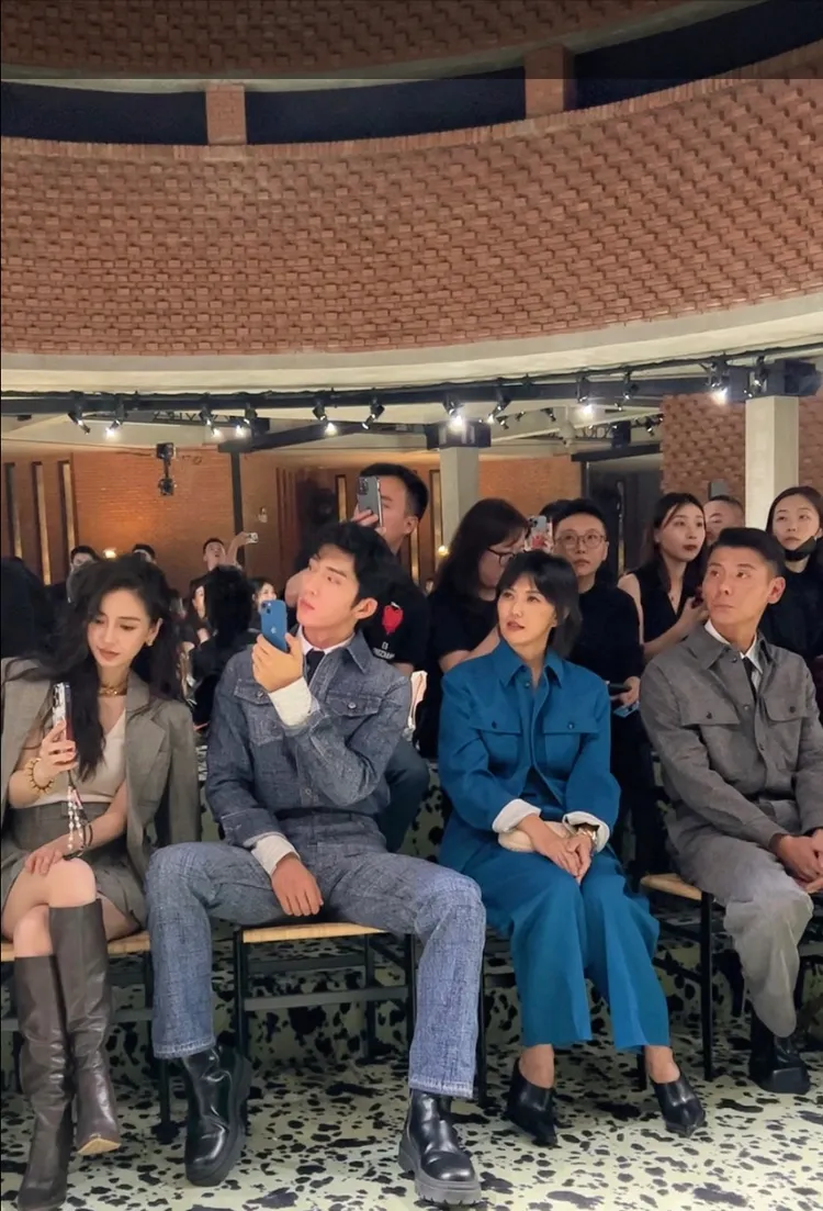 Angelababy（左1）和井柏然（左2）看秀時忙著拍照錄影，孫燕姿（右2）則專心看秀，形成了強烈對比。翻攝Sunnie-Sun微博