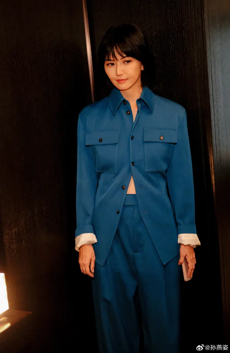 孫燕姿身著全套藍色褲裝看秀，看上去狀態頗佳。翻攝孫燕姿IG