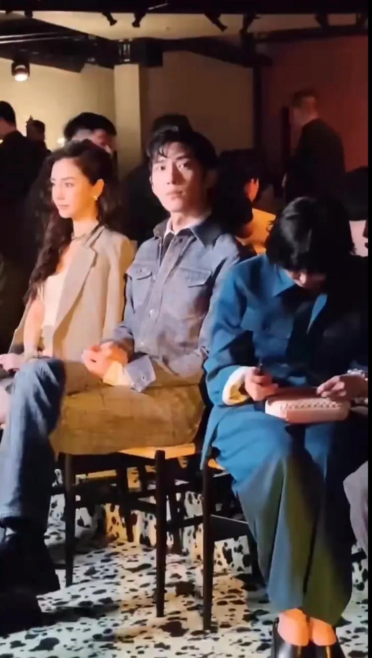 孫燕姿（右）在看秀現場超級忙，不斷在幫人簽名，左1為Angelababy、左2為井柏然。翻攝tudoutomatobaby IG