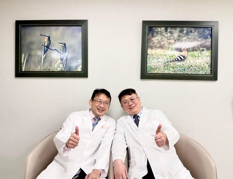 黃挺碩醫師(左)與研究團隊中的林志郎醫師(右)。長庚醫院提供