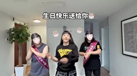 吳莫愁為恩師生日送上炒飯舞。翻攝吳莫愁微博