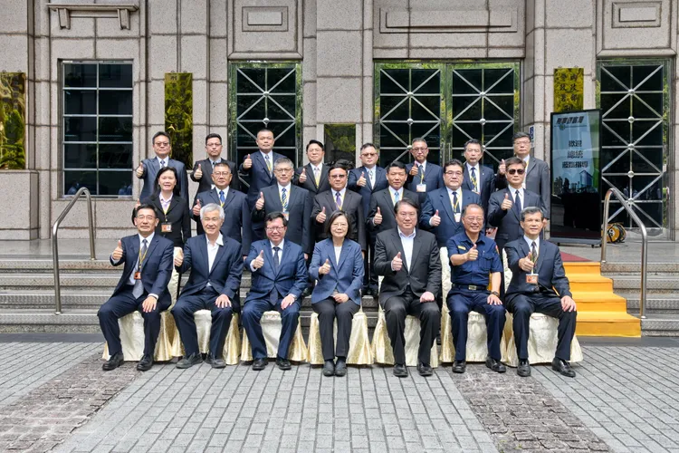 蔡英文總統與刑事局打詐有功人員合影，激勵士氣。刑事局提供