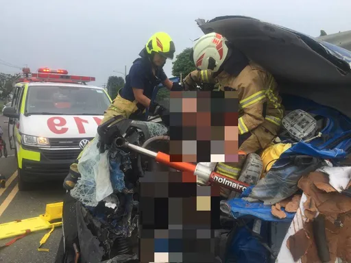 小貨車與砂石車台82擦撞 駕駛慘遭變形車頭包住!警消火速拆鐵皮救人