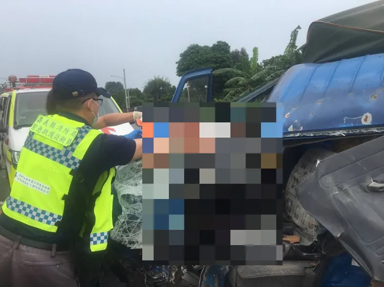 警方加入搶救行列。讀者提供