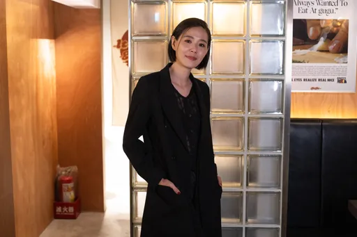 安溥擁抱青峰哽咽致詞 當媽慶功喝掛吐真心話：工作更像完整的我