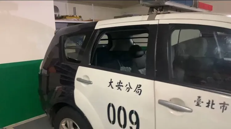 大安分局警車遭張員踹破。翻攝畫面