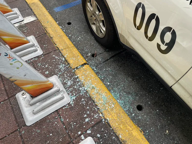 大安分局警車遭張員踹破。翻攝畫面