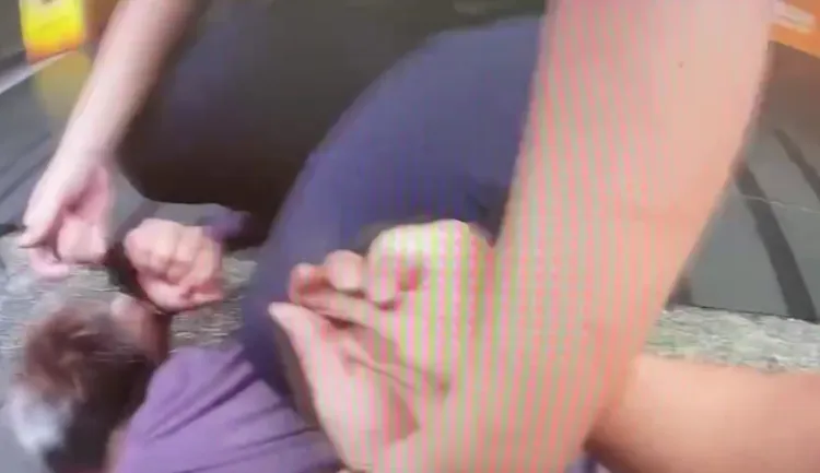 張員當場遭壓制上銬。翻攝畫面