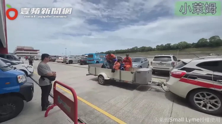 事故R6重機拖救畫面曝光，車頭全撞爛。YT頻道「小萊姆Small Lyme」授權刊登