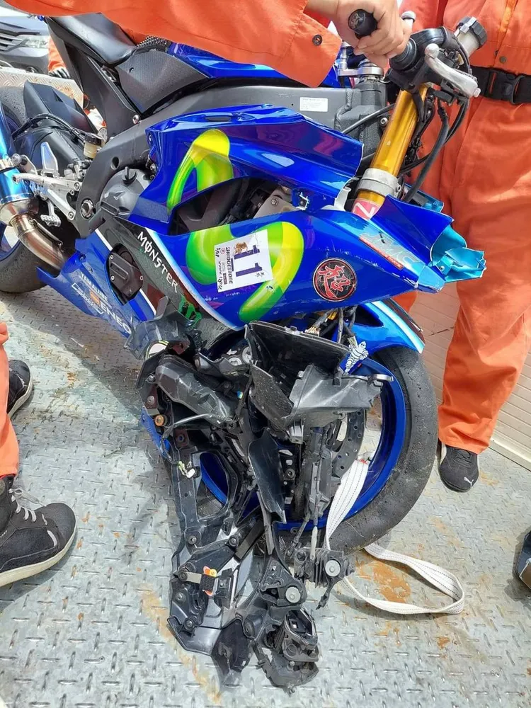 重機車頭全毀。取自記者爆料網