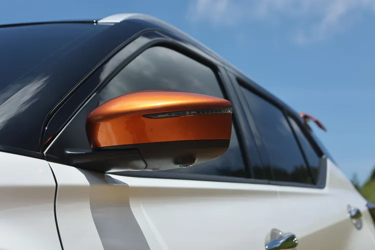烈焰橘的後視鏡外蓋，搭配白車身、黑車頂的KICKS「煥彩光耀版」，以三種色調呈現出獨具風味的個性化氛圍。翁玉信攝