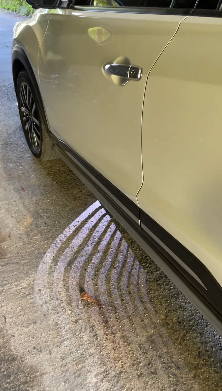 「天使之翼照地燈」內建在兩側前車門底盤，當夜間以I-key解鎖車輛、或是打開車門上下車時，就會將漸層白色燈光投射在地面上。翁玉信攝