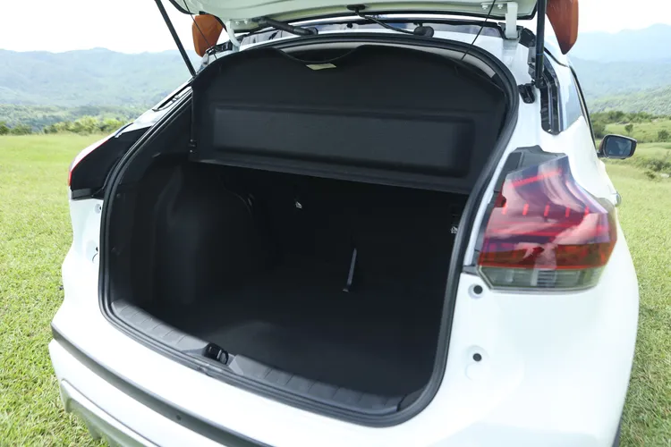 行李廂標準狀態就有428公升容積，兩旁也附有便利的掛勾，椅背倒平之後更能裝載較大型的長型物品，擁有恰到好處的使用機能性。翁玉信攝