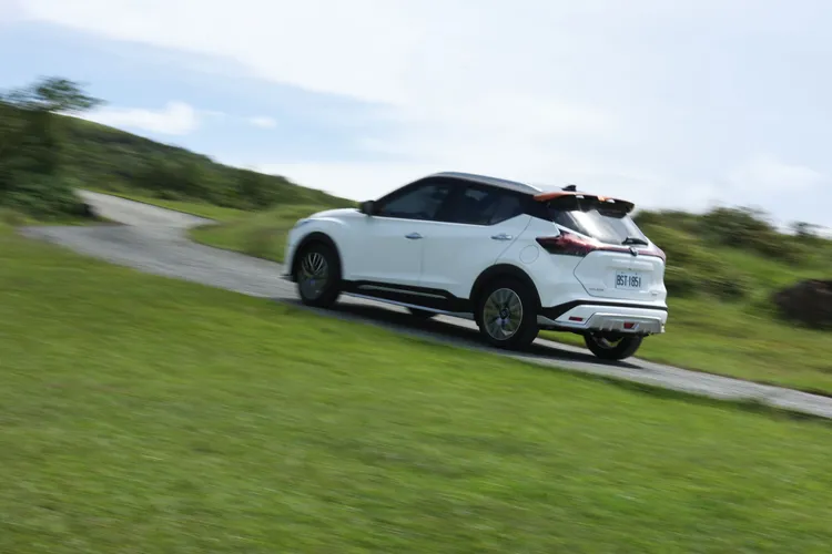 在鄉間小道中可充分體驗到NISSAN KICKS「煥彩光耀版」隨心所欲的靈活轉向特性，以及適應複雜路況容許度相當高的懸吊設定。翁玉信攝