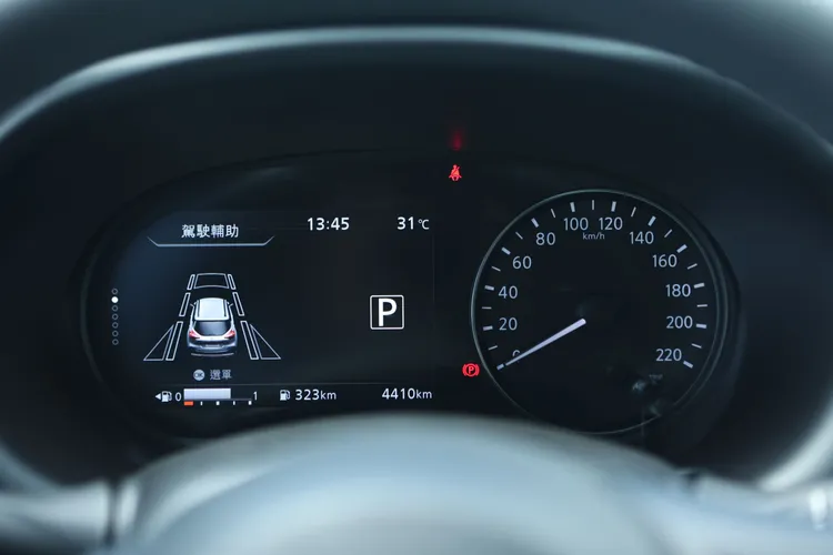 儀錶板配置全車系都採用7吋液晶顯示幕，搭配右方傳統指針時速表的形式，提供多元易懂的行車資訊。翁玉信攝