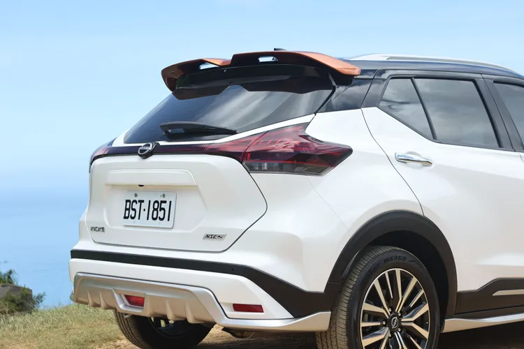 旗艦型的NISSAN KICKS車尾採用時下流行的貫穿樣式LED尾燈組，烈焰橘的尾翼則讓整體視覺更為搶眼。翁玉信攝